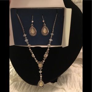 $11 SALE❤️NIB Avon Necklace Earrings Gift Set